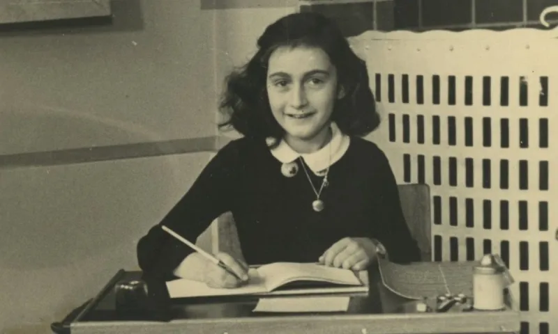 12 Ιουνίου 1942 : Η Άννα Φρανκ ξεκινά να γράφει την Ιστορία – Το πρώτο «αγαπημένο μου ημερολόγιο»
