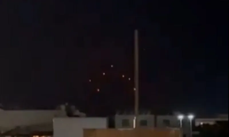 Πύρινη βροχή από το Διάστημα: Βίντεο από την Κύπρο δείχνει βαλλιστικούς πυραύλους προς το Ισραήλ