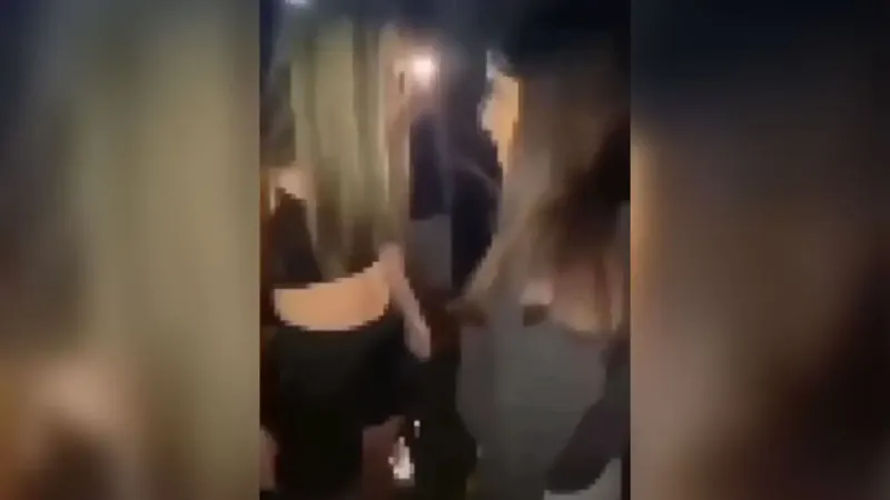 Βίντεο - ΣΟΚ για το κατάντημα πολλών σημερινών παιδιών – Ανήλικη χαστουκίζει συνομήλικη της και τη διατάζει να γονατίσει ενώ η παρέα ζητωκραυγάζει!