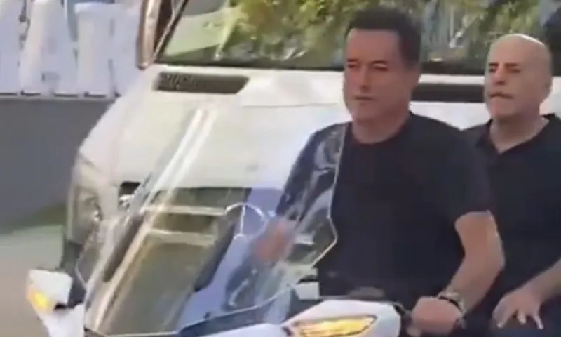 Πρόεδρε, κράνος! Η βόλτα του Αλαφούζου με τον Ατζούν ξεσήκωσε... Τούρκους και δίκτυα