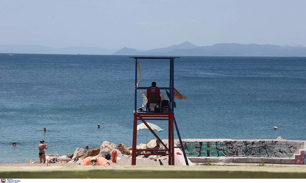 Πόσα χρόνια χρειάζεσαι για να δεις τις παραλίες της Ελλάδας αν πηγαίνεις κάθε μέρα σε μία;