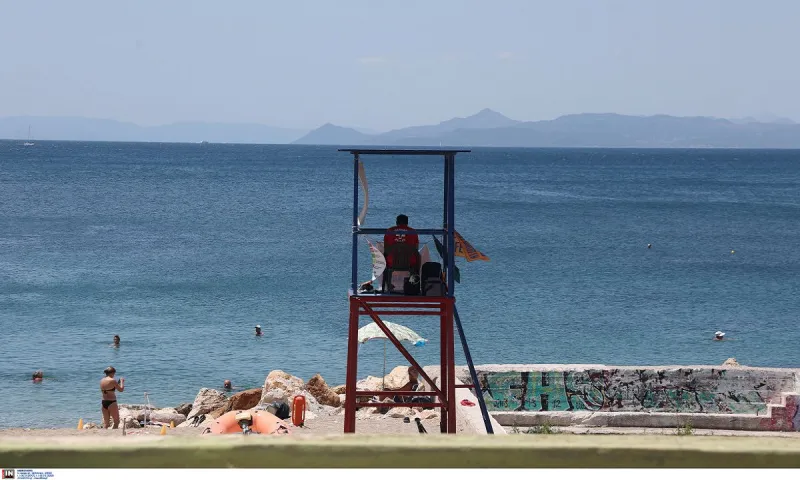 Πόσα χρόνια χρειάζεσαι για να δεις τις παραλίες της Ελλάδας αν πηγαίνεις κάθε μέρα σε μία;