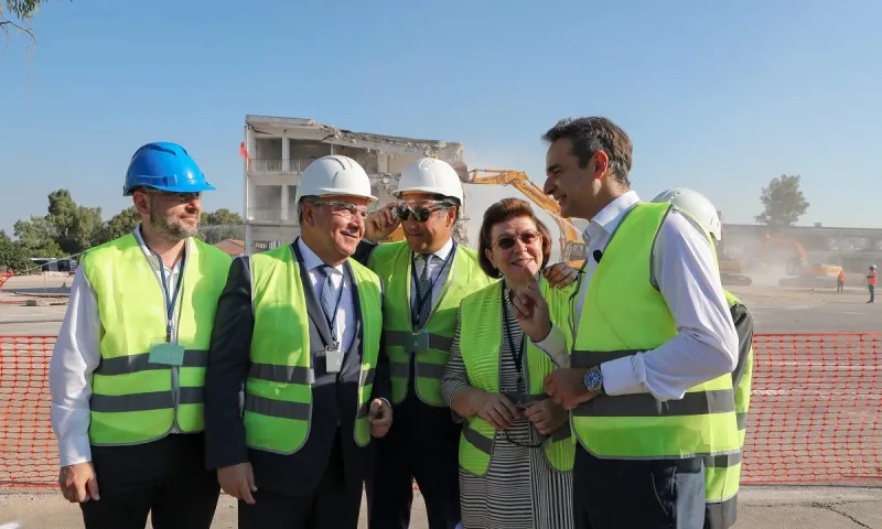 Η τυχερή κα Μενδώνη - Σκάβεται το... σύμπαν στο Ελληνικό και δεν βρήκαν ούτε ένα αρχαίο για να καθυστερήσει το έργο