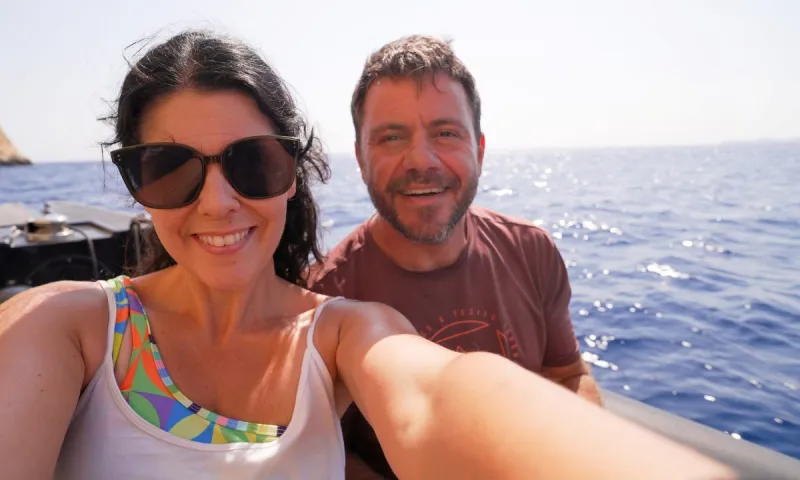Happy Traveller: Εκεί ταξιδεύουν η Ηλέκτρα και ο Ευτύχης – Το Αιγαιοπελαγίτικο νησί-έκπληξη