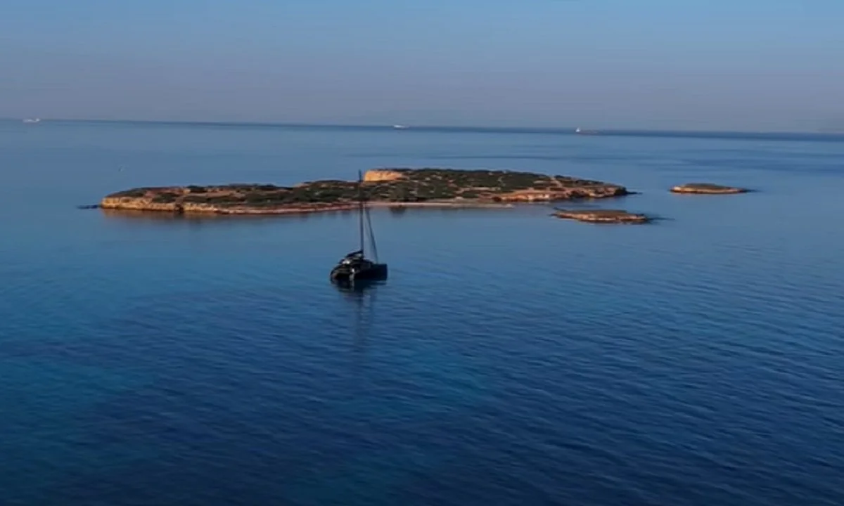 Υδρούσα: Το νησί απέναντι από τη Βούλα που ανήκει σε… συνταξιούχο οδηγό της ΕΘΕΛ