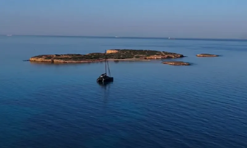 Υδρούσα: Το νησί απέναντι από τη Βούλα που ανήκει σε… συνταξιούχο οδηγό της ΕΘΕΛ