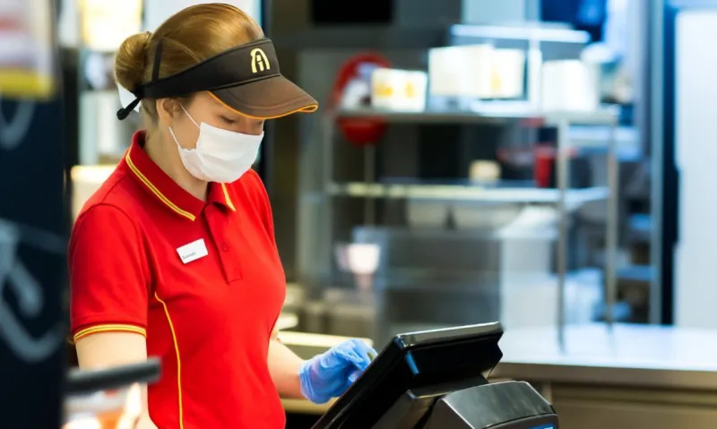 Στη Δανία τα McDonald’s δεν είναι «ψιλικατζίδικο» εργασίας – Πόσα βγάζει ένας υπάλληλος και τι παροχές έχει