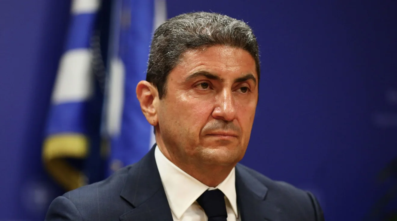 Αντί να δώσει εξηγήσεις που το όνομά του «δεσπόζει» στη δικογραφία του ΟΠΕΚΕΠΕ, ο Λευτέρης Αυγενάκης κάνει και επίδειξη... «υπευθυνότητας».