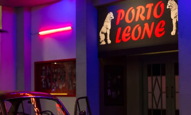 Porto Leone Στη γειτονιά με τα κόκκινα φανάρια: Οι φαμίλιες του Πειραιά και τα πάθη τους!