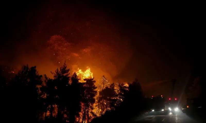 Ανεξέλεγκτη η φωτιά στην Ιεράπετρα – Εντολή εκκένωσης για ξενοδοχεία και οικισμούς