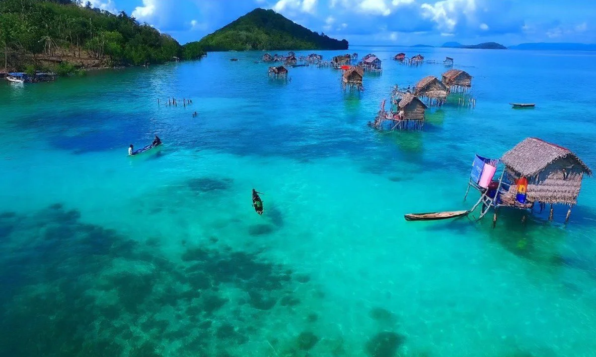 Η φυλή Bajau ζει κυριολεκτικά πάνω στη θάλασσα, χωρίς υπηκοότητα, σπίτια ή χρήματα. Κυνηγούν υποβρυχίως χωρίς οξυγόνο, απίστευτες ικανότητες.