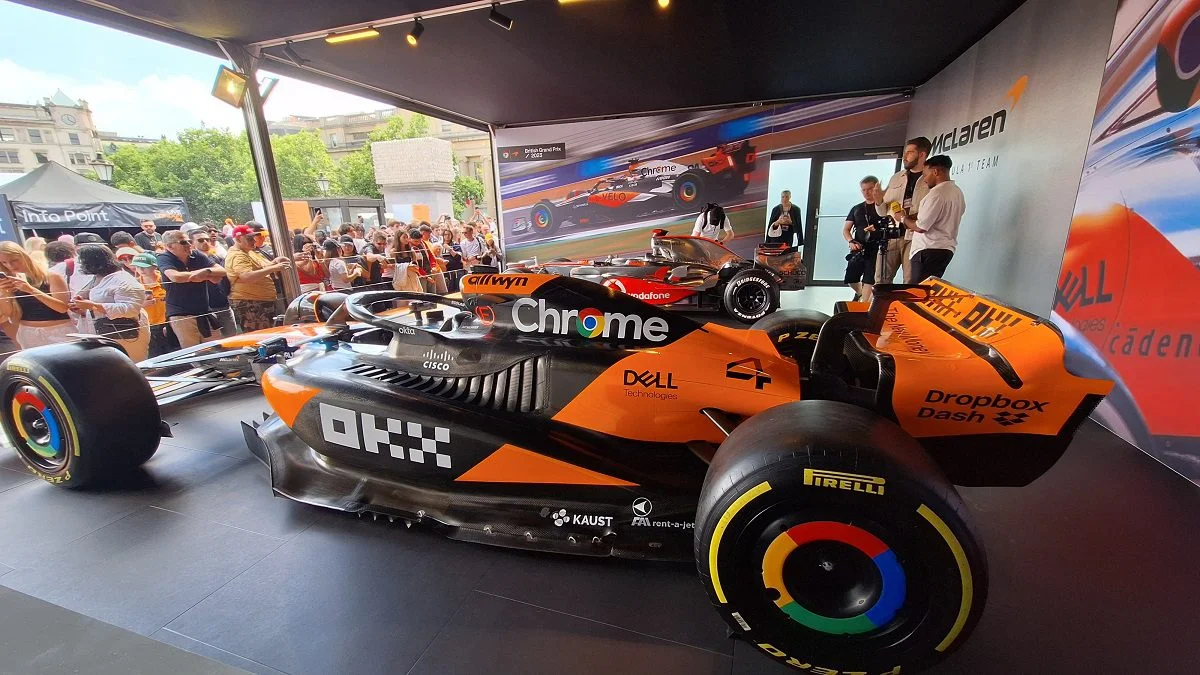 Λίγο πριν το 12ο Grand Prix της χρονιάς στην ιστορική πίστα του Silverstone, η Trafalgar Square στο Λονδίνο «ντύθηκε» στα χρώματα της McLaren