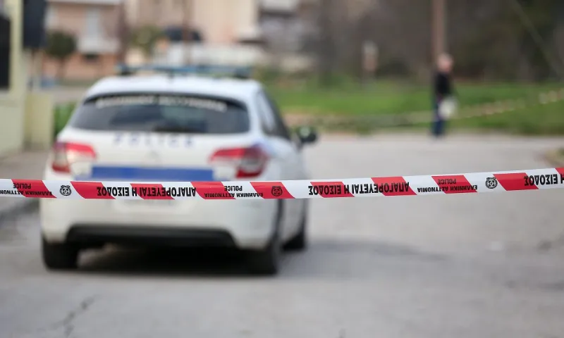 Παίκτης ριάλιτι μπήκε με όπλο σε Αστυνομικό Τμήμα (φωτό)