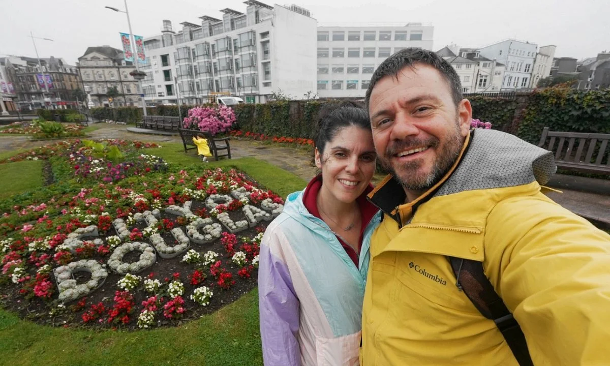 Το Happy Traveller ταξιδεύει στο μαγευτικό Isle of Man, το νησί-έκπληξη στην Ιρλανδική Θάλασσα. Τι θα δούμε την Κυριακή 6 Ιουλίου;