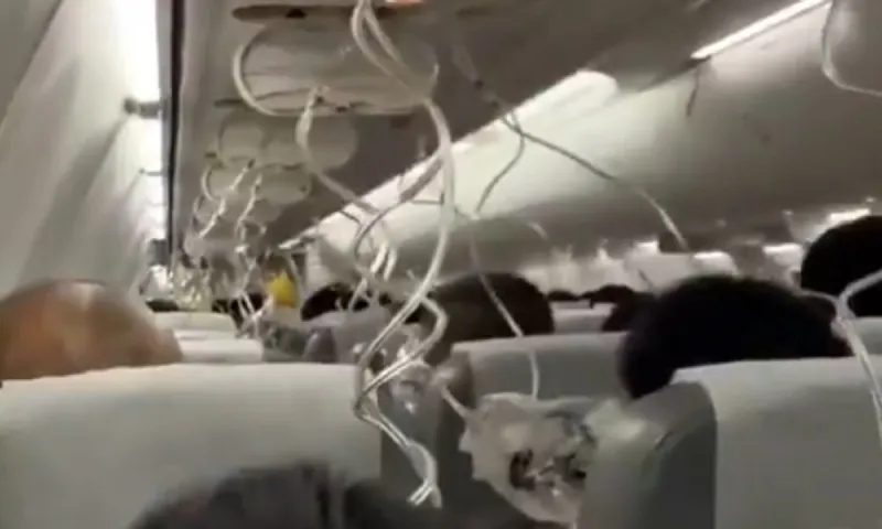 Σοκ σε πτήση της Japan Airlines – Το Boeing 737 «βούτηξε» 8.000 μέτρα σε 10 λεπτά, πανικός στους επιβάτες που άρχισαν να γράφουν τις διαθήκες τους