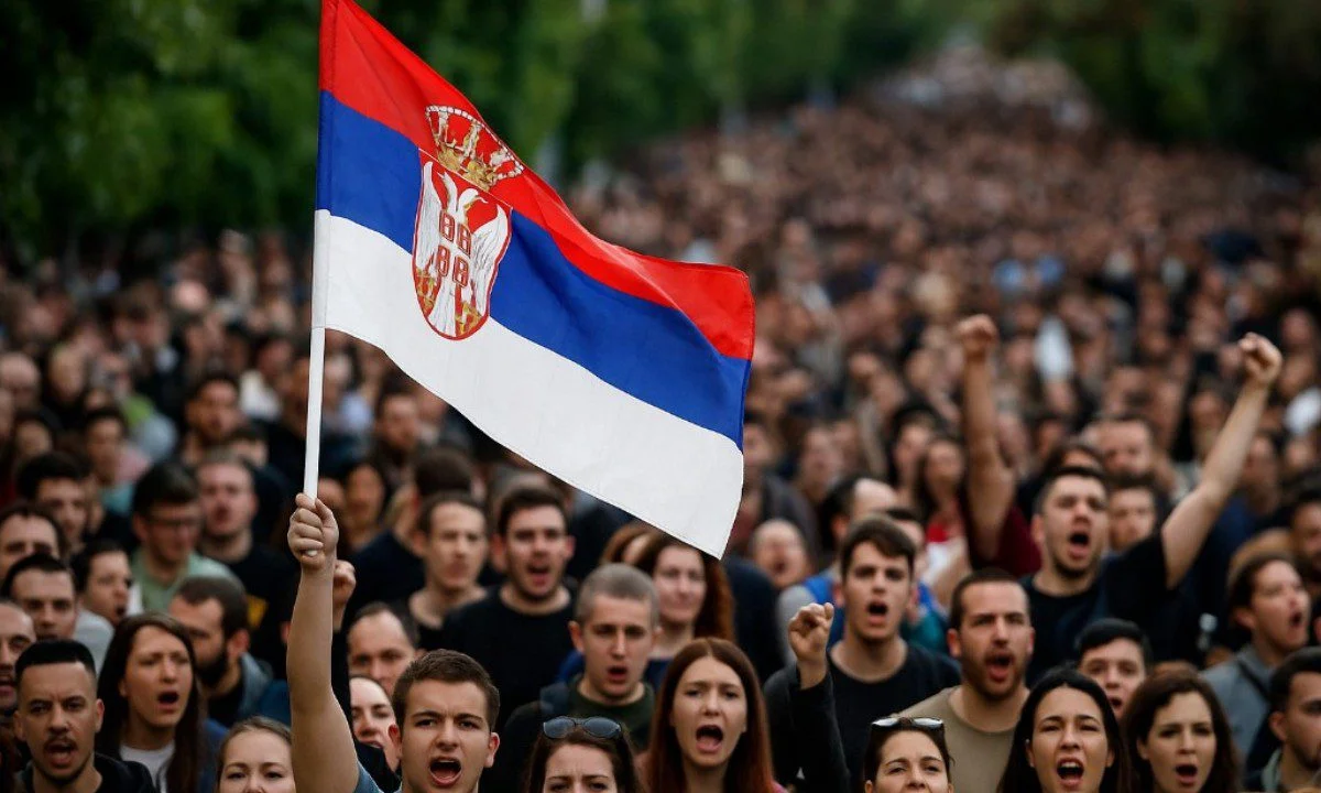 Φοιτητικές διαδηλώσεις στη Σερβία κλονίζουν την κυβέρνηση Βούτσιτς, με αφορμή δυστύχημα-σοκ που θυμίζει την ελληνική τραγωδία στα Τέμπη.
