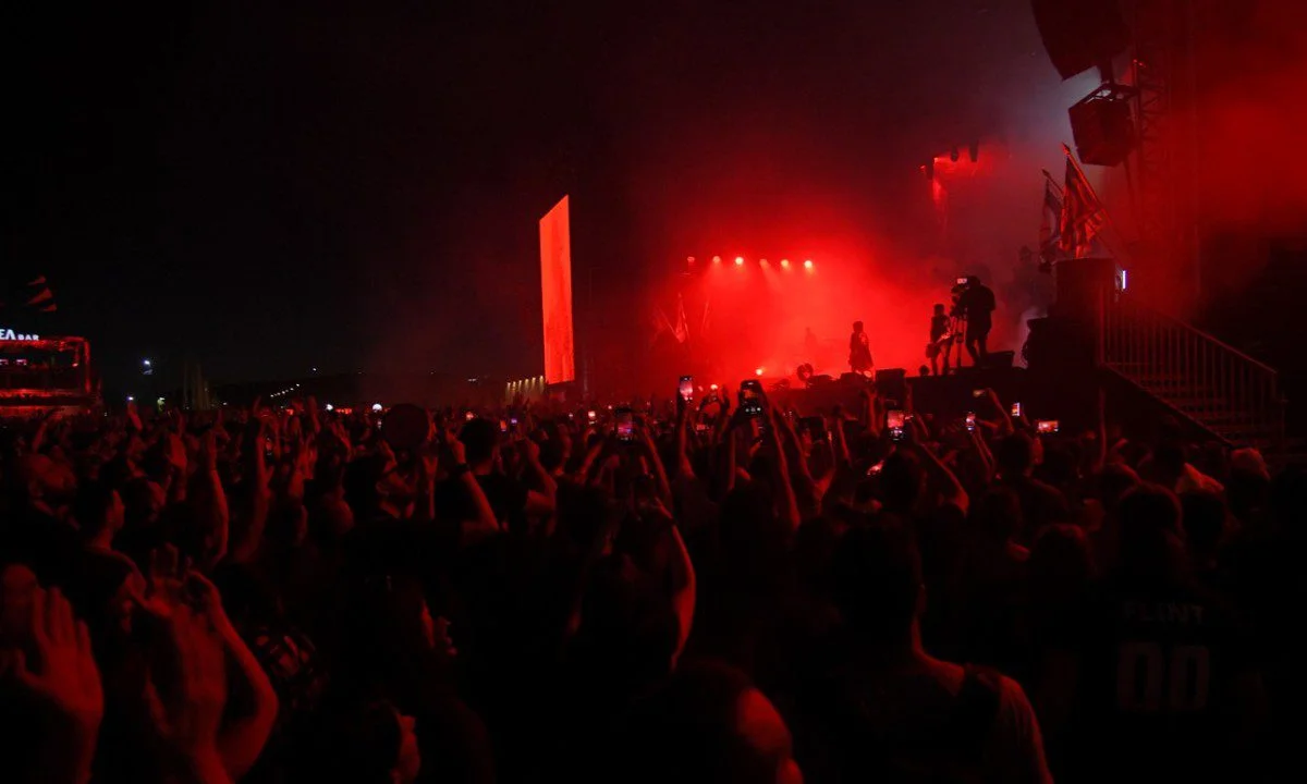 Ο The Prodigy επέστρεψαν στην Αθήνα με μια εκρηκτική εμφάνιση που ταρακούνησε το Release Athens Festival. Τα έσπασαν στην Πλατεία Νερού!