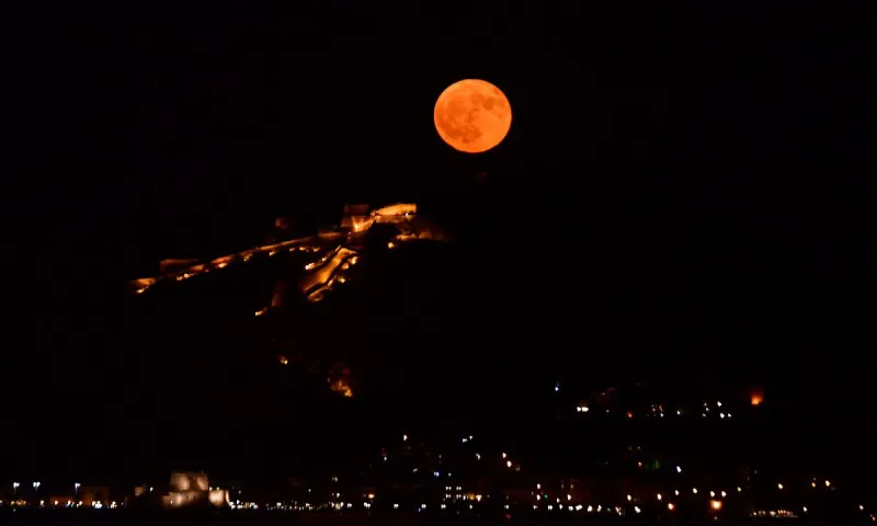 Το Φεγγάρι του Κόκκινου Ελαφιού: Όταν η Σελήνη ντύνεται με καλοκαιρινή μαγεία
