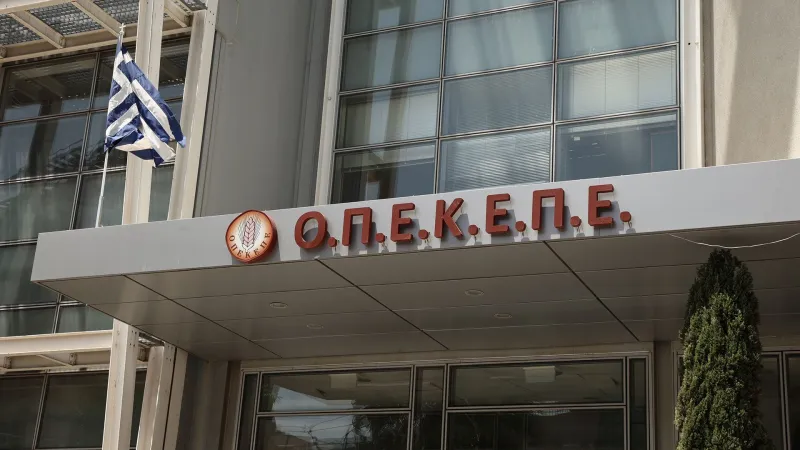 Ούτε στην πιο διεφθαρμένη Μπανανία αυτά – Στέρηση μισθού στην πανάξια υπάλληλο που κατήγγειλε το σκάνδαλο του ΟΠΕΚΕΠΕ!