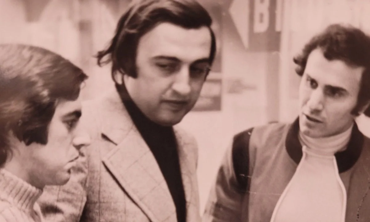 11 χρόνια μετά τον χαμό του πατέρα του, ο Νίκος Γαβαλάς τον θυμάται. Οι στίχοι, η συγκίνηση και οι αξίες που του άφησε παρακαταθήκη.