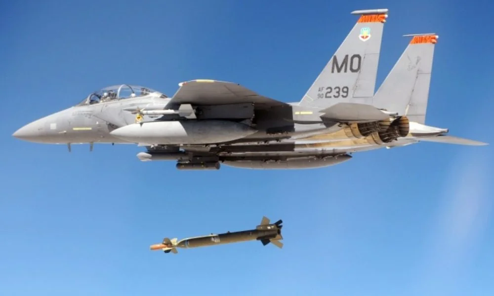 Το Ισραήλ αξιοποιεί JDAM και GBU-28 για επιθέσεις με απόλυτη ακρίβεια κατά ιρανικών υπόγειων εγκαταστάσεων. Αλλάζουν το στρατηγικό παιχνίδι.