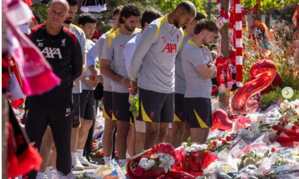 Οι παίκτες και το τεχνικό επιτελείο της Λίβερπουλ τίμησαν τη μνήμη του Ντιόγκο Ζότα και του αδερφού του, σε φορτισμένη στιγμή στο Άνφιλντ