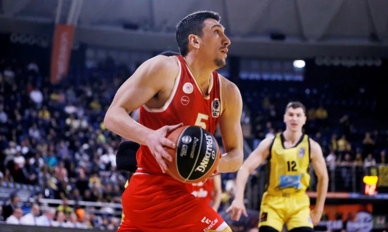 Καραδοκεί ο Άρης για Λαρεντζάκη…