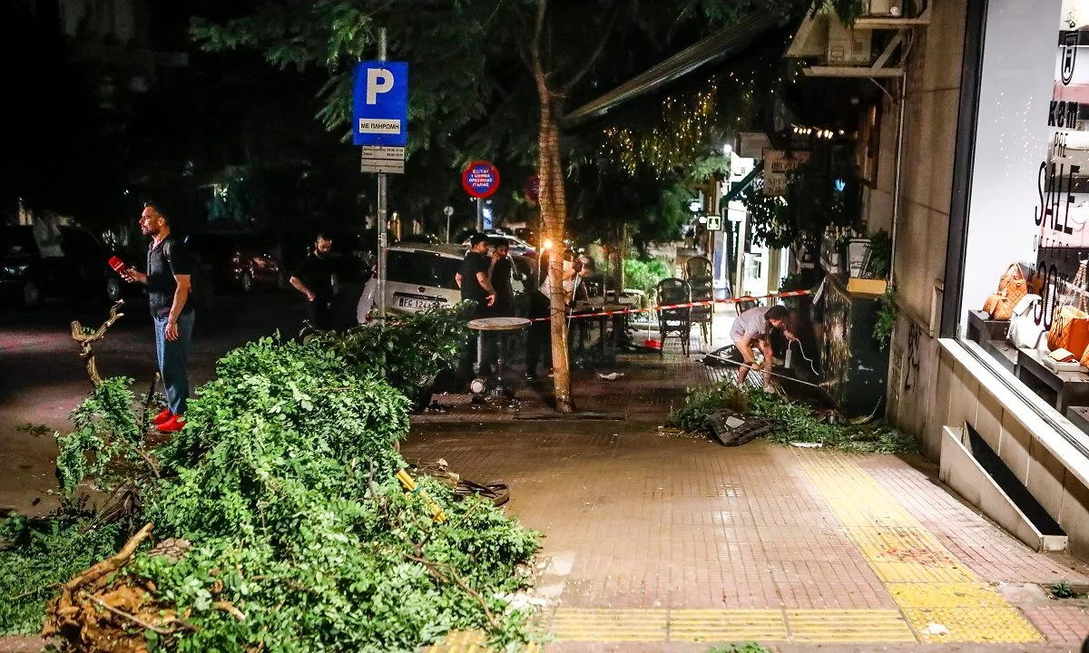 Σοβαρό περιστατικό στο Κολωνάκι με αυτοκίνητο να πέφτει πάνω σε εστιατόριο που ήταν γεμάτο με κόσμο