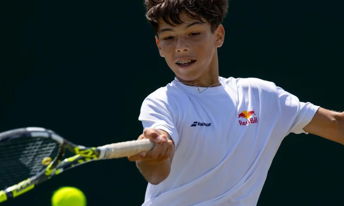 Ο Ραφαήλ Παγώνης στον τελικό του Wimbledon U14! Δείτε πού και πότε θα μεταδοθεί ο μεγάλος τελικός του 13χρονου Έλληνα τενίστα.