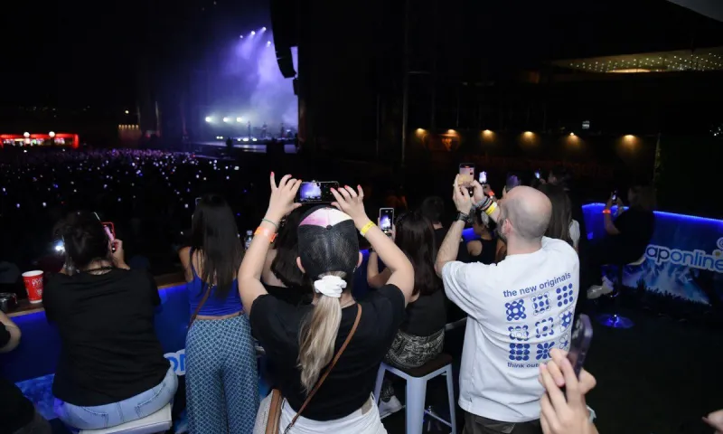 Είσαι όντως fan των London Grammar; - Το opaponline.gr βρέθηκε στην Πλατεία Νερού και έψαξε τους αληθινούς γνώστες του συγκροτήματος