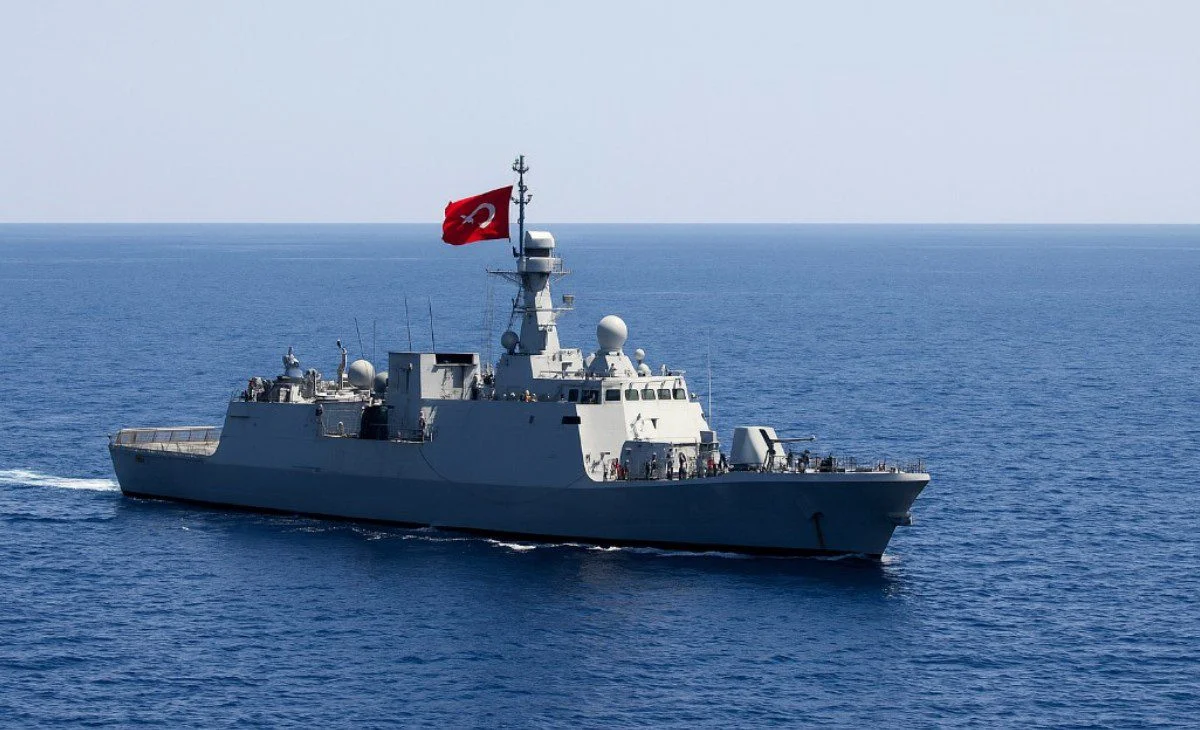 Τουρκική ναυτική άσκηση κοντά στα Δωδεκάνησα, εν μέσω έντασης για την αποστρατιωτικοποίηση. Η Άγκυρα πιέζει με επίδειξη ισχύος στο Αιγαίο.