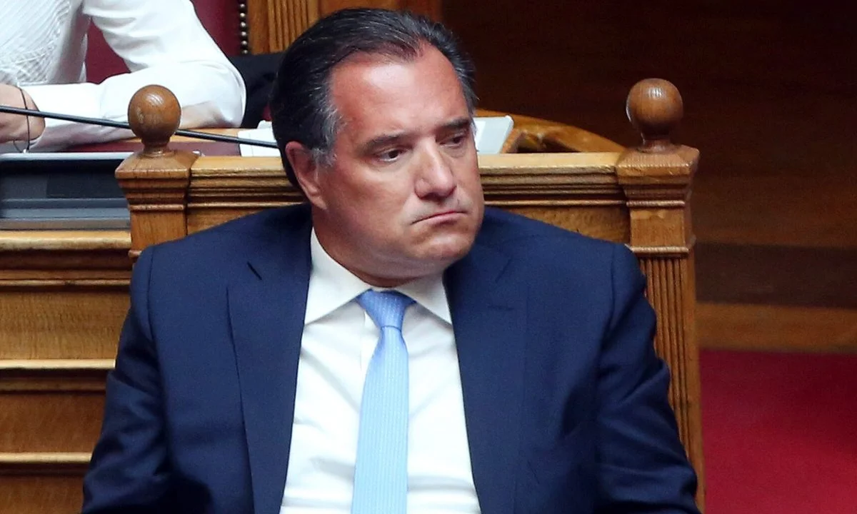 Ο Άδωνις Γεωργιάδης μας μαθαίνει πολιτική... μπαλίτσα, δείχνοντας πως καθαρίζονται τα σκάνδαλα στα πετυχημένα καθεστώτα.