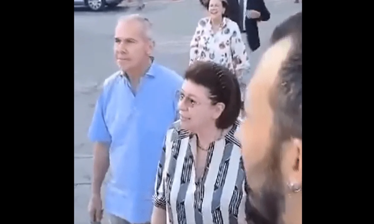 Κάτοικοι της Μονεμβασιάς αντιδρούν στην κατασκευή τελεφερίκ, εκφράζοντας ότι θα καταστρέψει την παραδοσιακή εικόνα της πόλης.