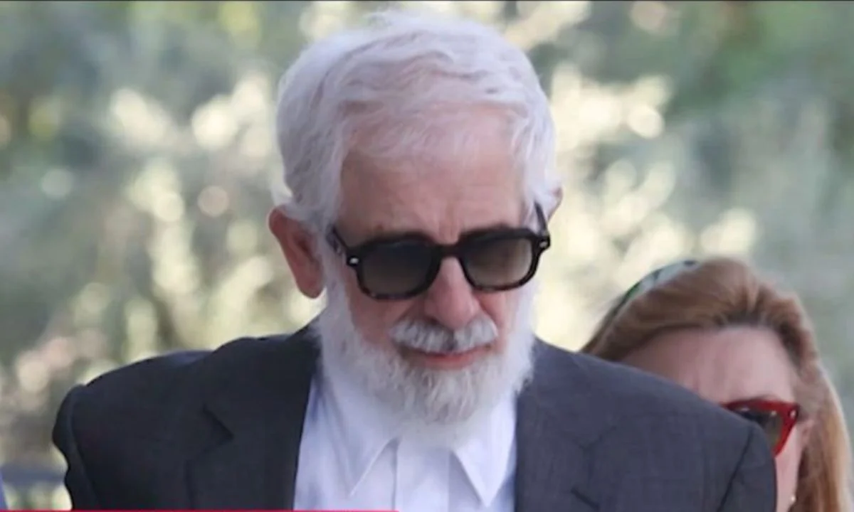 Φωτιά ξέσπασε στο σπίτι του Πέτρου Φιλιππίδη με τον ηθοποιό να βρίσκεται μέσα. Η Πυροσβεστική διερευνά το ενδεχόμενο εμπρησμού.