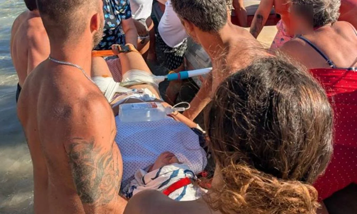 Οι λουόμενοι μαζί με τη μοναδική γιατρό του νησιού βοήθησαν την κοπέλα, ενώ δεν υπήρχε ούτε καν Λιμενικό ή Πυροσβεστική να την μεταφέρουν!
