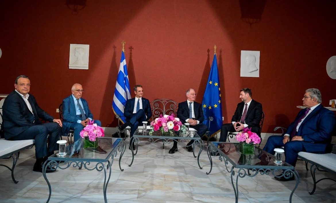 Θλιβερή εικόνα στη «Γιορτή της Δημοκρατίας» - Στημένες παρουσίες εν μέσω σκανδάλων και με τους αρχηγούς της μισής Βουλής να απουσιάζουν.