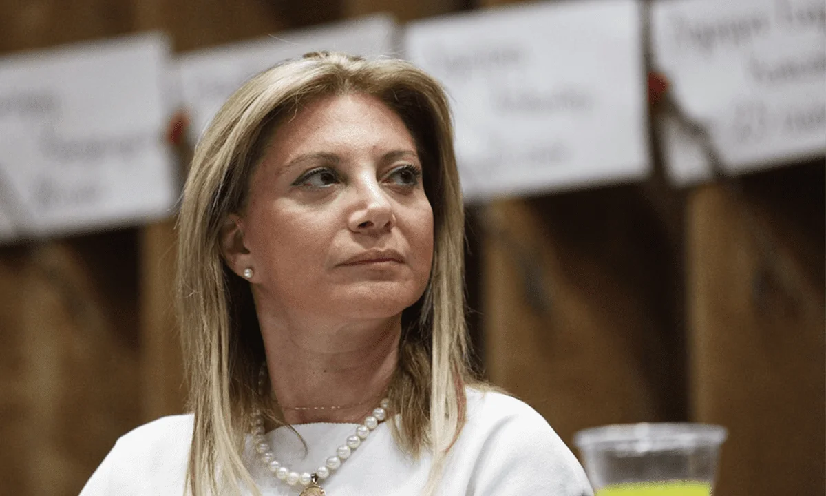 Καρυστιανού και Κοκοτσάκης απαντούν στον εξωφρενικό παραλληλισμό του μπαζώματος στα Τέμπη με τον γερανό που έπεσε στο Περιστέρι.