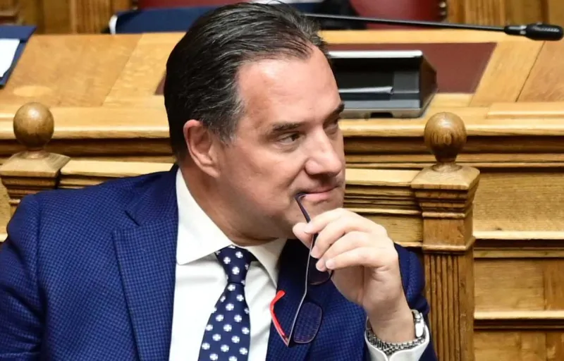 Πρόεδρος ΕΙΝΑΠ σε Άδωνι για ηλεκτρονικά βραχιολάκια: «Το μαγικό βραχιολάκι που… πολλαπλασιάζει γιατρούς - Η γελοιότητα αγγίζει την τελειότητα»