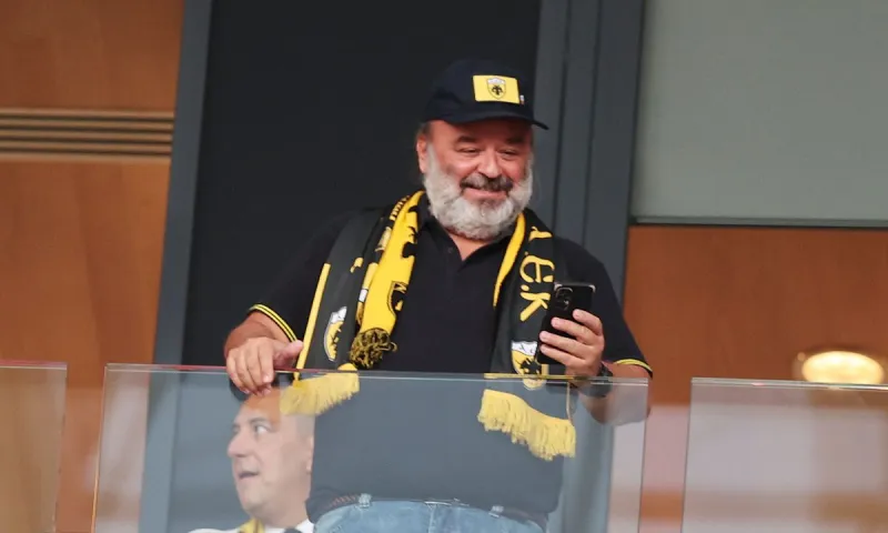 Ο Ηλιόπουλος με καπέλο και κασκόλ ΑΕΚ στην Ουγγαρία (ΦΩΤΟ)