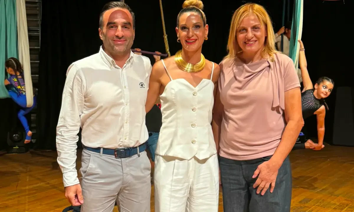 Σχολή NamasteFit: «Άγγιγμα Συναισθημάτων» - Εναέρια Παράσταση για το Bullying και την Ενδοοικογενειακή Βία