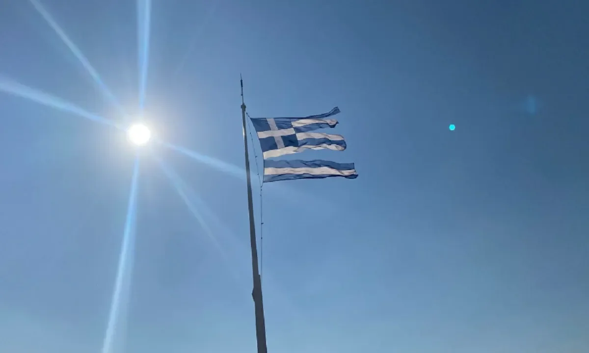 Σάλο προκάλεσε στην... Τουρκία η σχισμένη ελληνική σημαία στην Ακρόπολη - Αν γινόταν στην Τουρκία