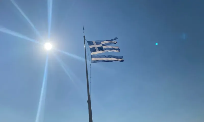 Σάλο προκάλεσε στην... Τουρκία η σχισμένη ελληνική σημαία στην Ακρόπολη - Αν γινόταν στην Τουρκία