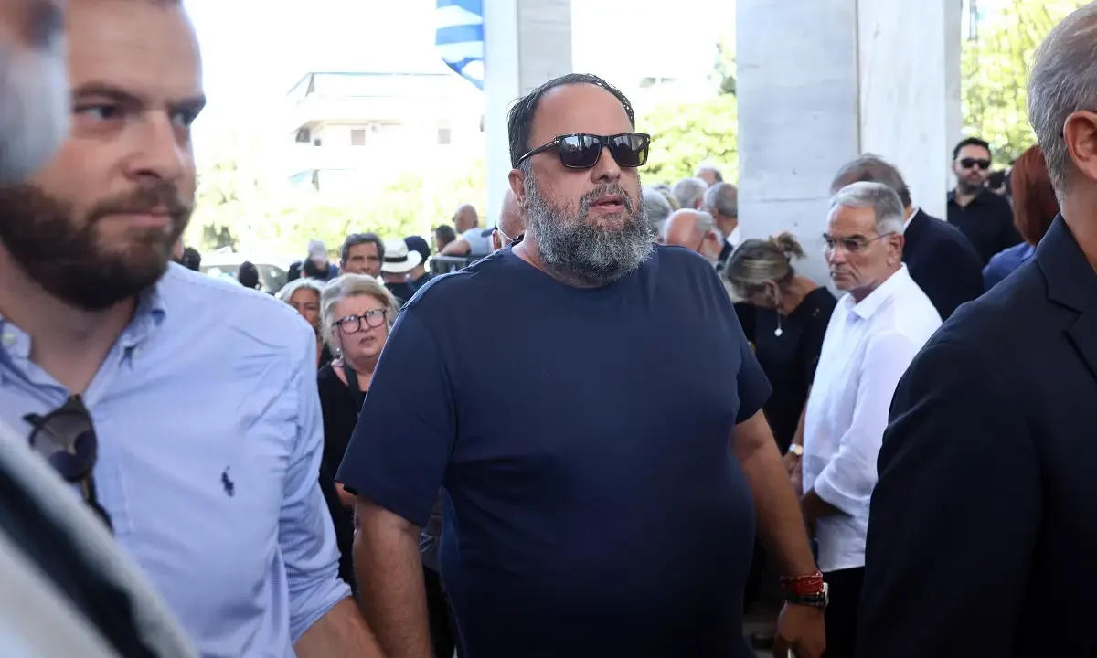 Ο Βαγγέλης Μαρινάκης στην εξόδιο ακολουθία της Λένας Σαμαρά