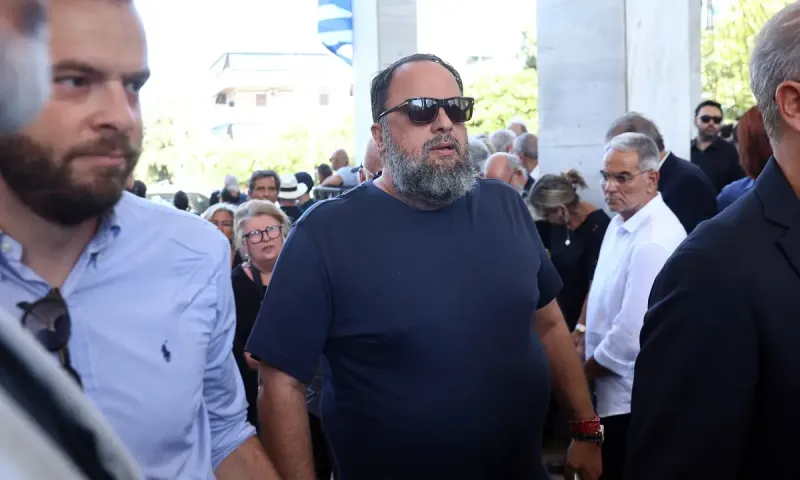 Ο Βαγγέλης Μαρινάκης στην εξόδιο ακολουθία της Λένας Σαμαρά