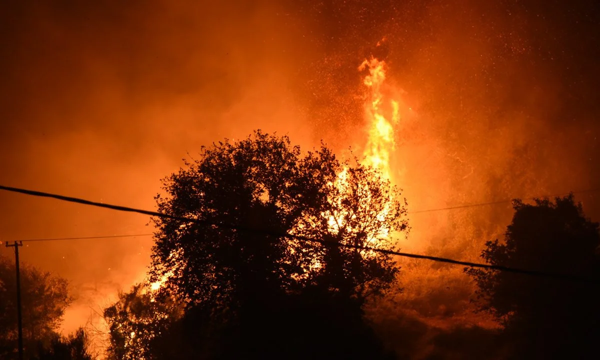 Φωτιά: Πολύ υψηλός ο κίνδυνος σε 10 περιφέρειες – Τεράστιες πυρκαγιές σε όλη την Ελλάδα!