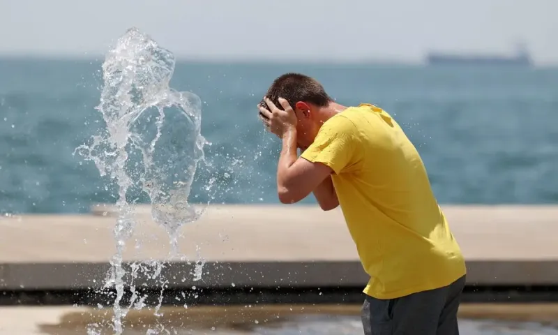 Καιρός: Έρχεται ακόμα ένας καύσωνας με 40άρια και δυνατούς ανέμους