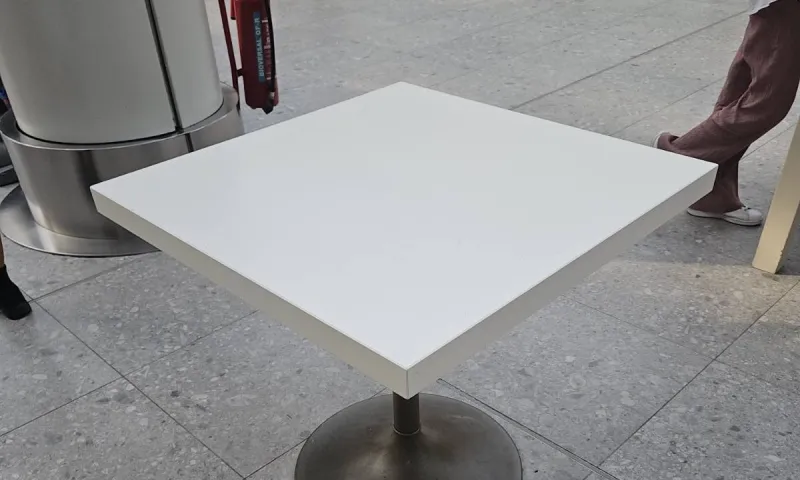Η μάχη για μια καρέκλα στο Athens Mall