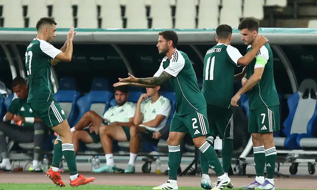 Ο Παναθηναϊκός δεν αναζητά πλέον άλλο δεξί μπακ και ο Κώτσιρας παραμένει στο «τριφύλλι», παρά τα σενάρια που τον ήθελαν να αποχωρεί.