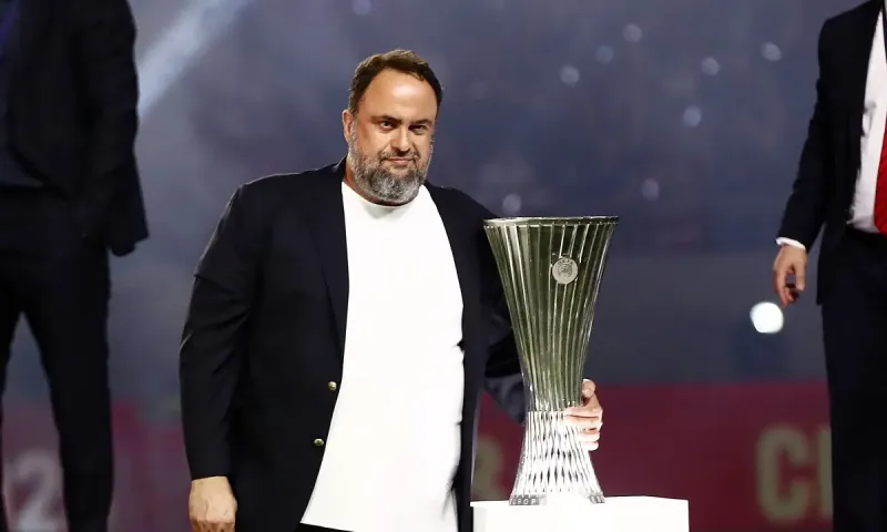 Ο Βαγγέλης Μαρινάκης ζητά το νταμπλ και υπέρβαση στο Champions League από τον Ολυμπιακό