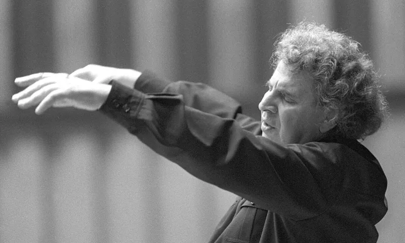 Όλη η ζωή του Μίκη Θεοδωράκη σε ένα τραγούδι